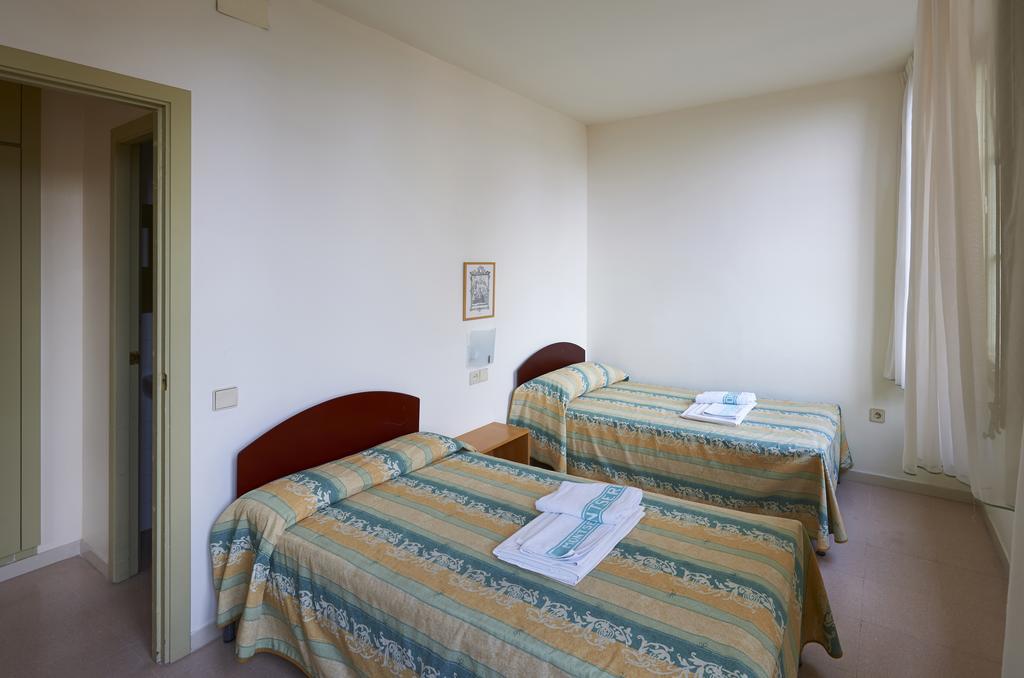 Apartamentos Montserrat Abat Marcet Zimmer foto
