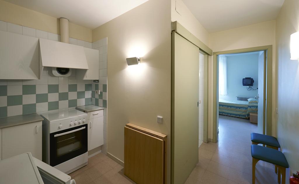 Apartamentos Montserrat Abat Marcet Zimmer foto